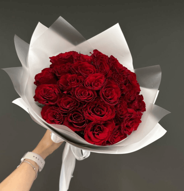 Premium Valentine’s Day roses delivery in Dubai, UAE – fresh red roses bouquet with lush foliage and elegant gift box