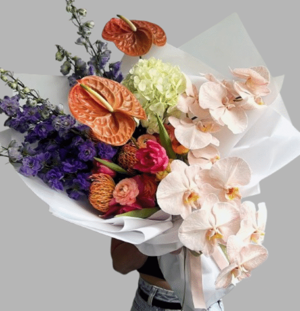 Golden Aura bouquet by Goshen Flowers featuring peach roses, cream lisianthus, and red spray carnations in a luxury gift box – available for flower delivery in Dubai and UAE.