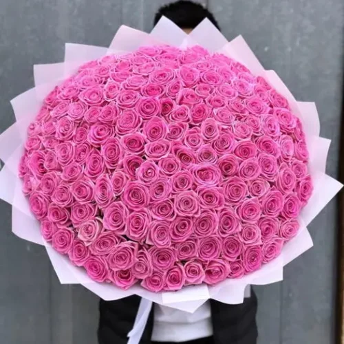 Elegant arrangement of 300 pink roses for luxury flower delivery in Dubai and the UAE
